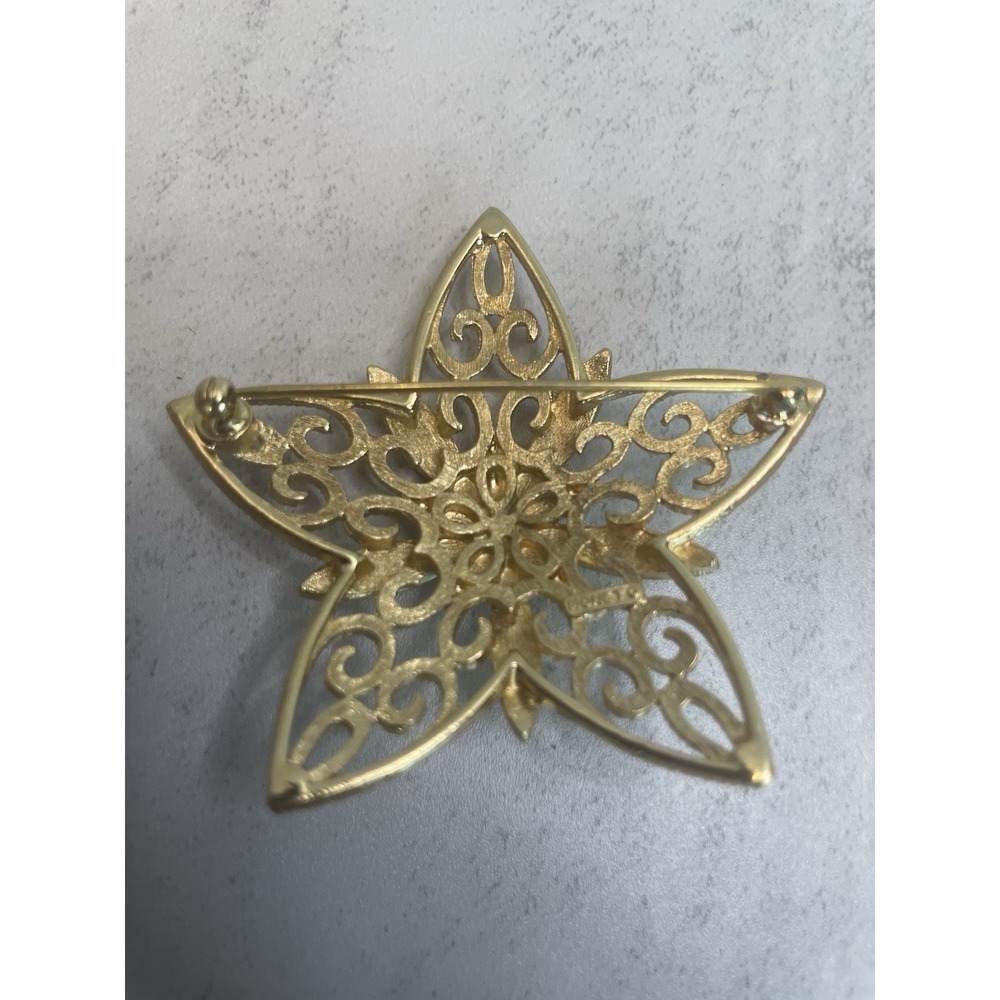 VTG Signed Monet 5 Point Gold Tone Filigree Star Brooch - Picture 4 of 5